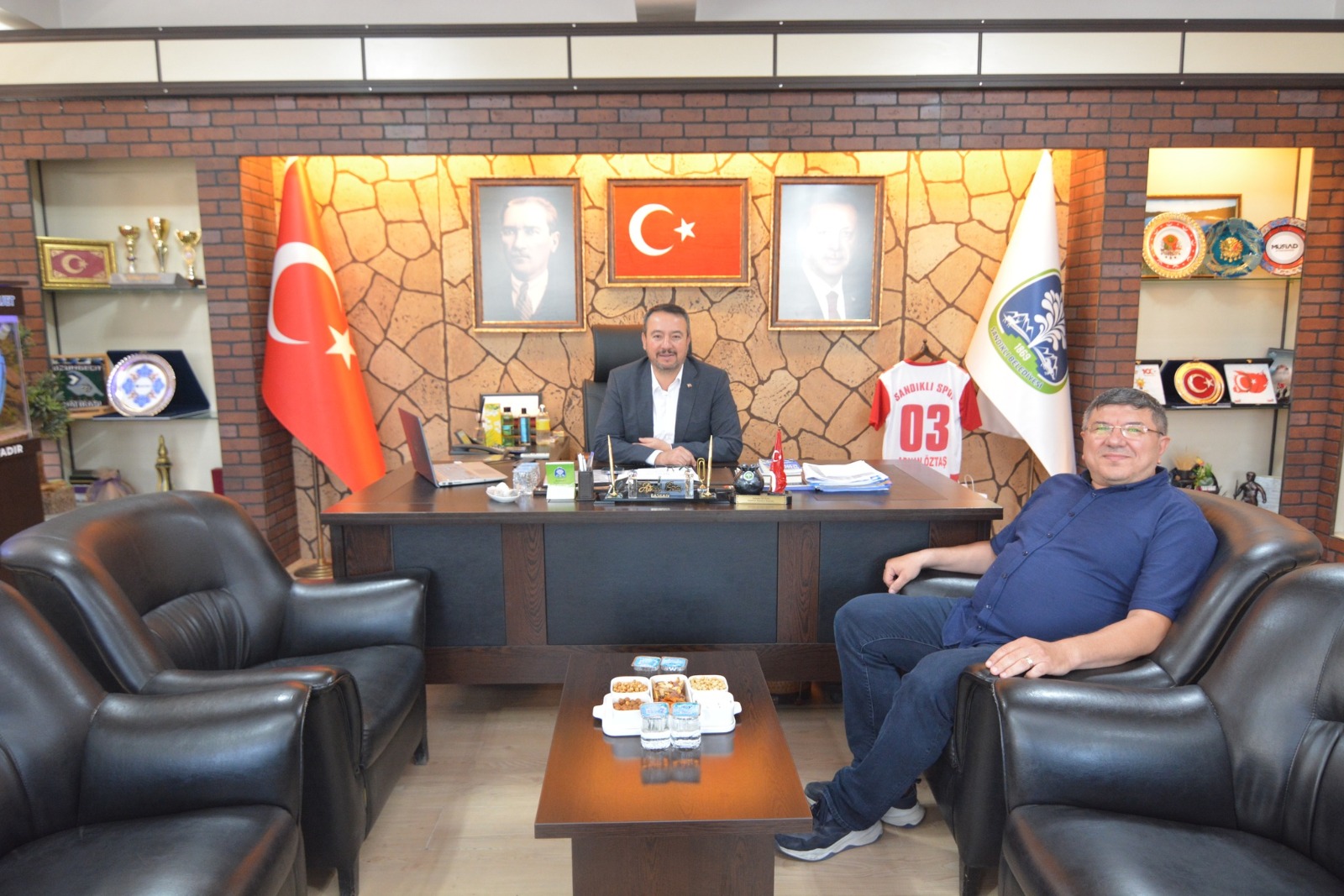BAŞKAN ÖZTAŞ KONUKLARINI MAKAMINDA AĞIRLADI