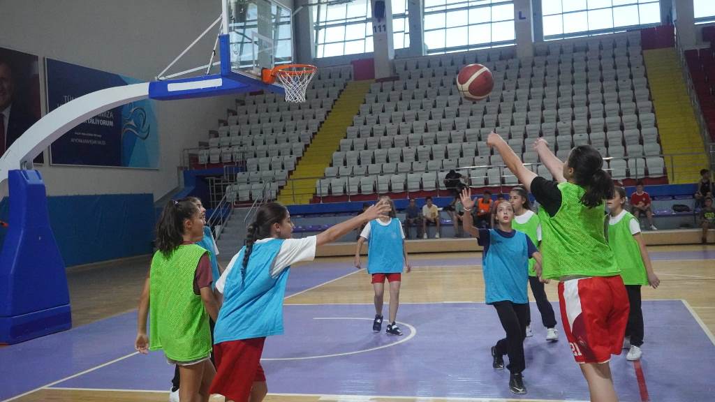 AFYON'DA GENÇ YETENEKLERİN BASKETBOL ŞÖLENİ