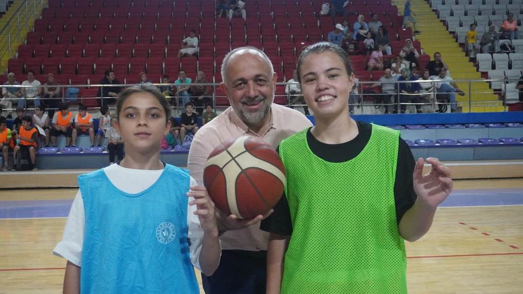 AFYON'DA GENÇ YETENEKLERİN BASKETBOL ŞÖLENİ