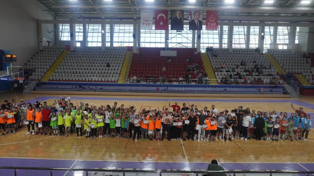 AFYON'DA GENÇ YETENEKLERİN BASKETBOL ŞÖLENİ