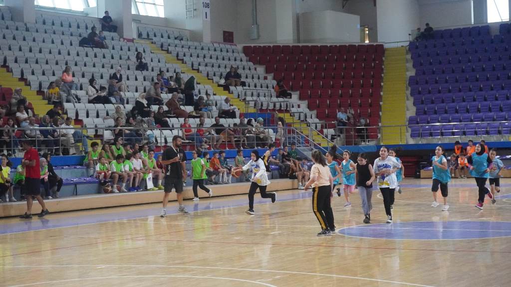 AFYON'DA GENÇ YETENEKLERİN BASKETBOL ŞÖLENİ