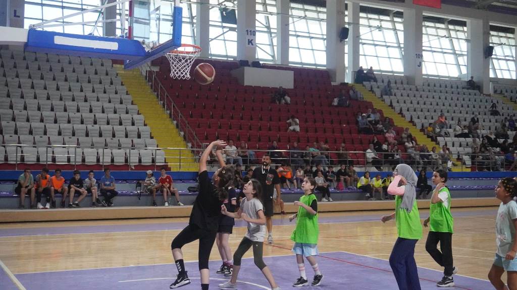 AFYON'DA GENÇ YETENEKLERİN BASKETBOL ŞÖLENİ