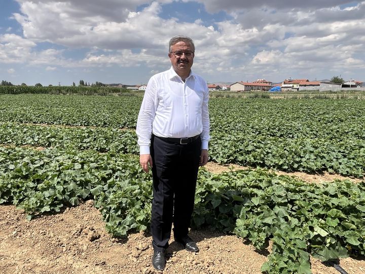 Toprağın Kıymetini Bilen Vekil Afyon ile Bakanlık Arasında Mekik Dokuyor