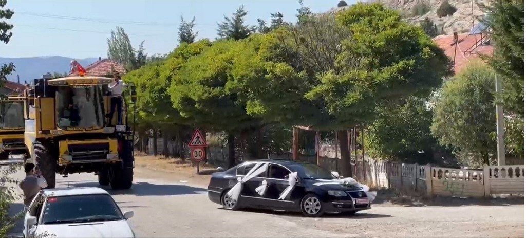 AFYONKARAHİSAR'DA GÖRÜLMEMİŞ DÜĞÜN KONVOYU!