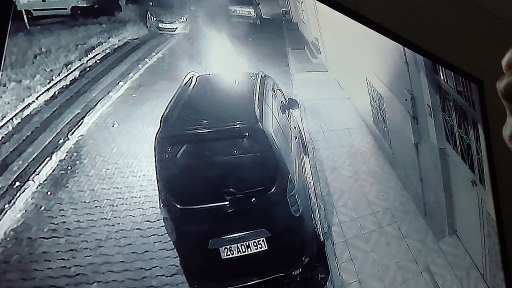 PARK HALİNDEKİ ARACI BENZİN DÖKEREK ATEŞE VERDİLER!