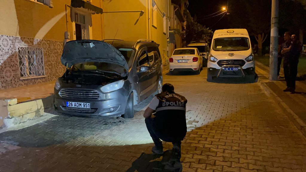PARK HALİNDEKİ ARACI BENZİN DÖKEREK ATEŞE VERDİLER!