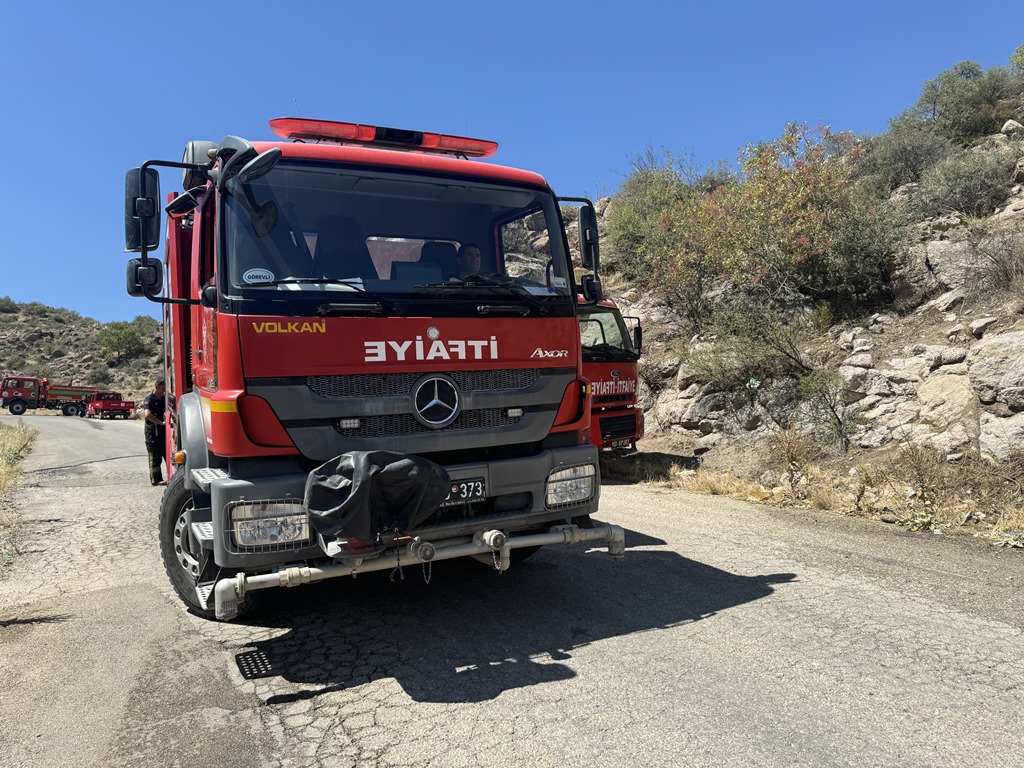 AFYONKARAHİSAR'DA ÇIKAN OT YANGINI SÖNDÜRÜLDÜ