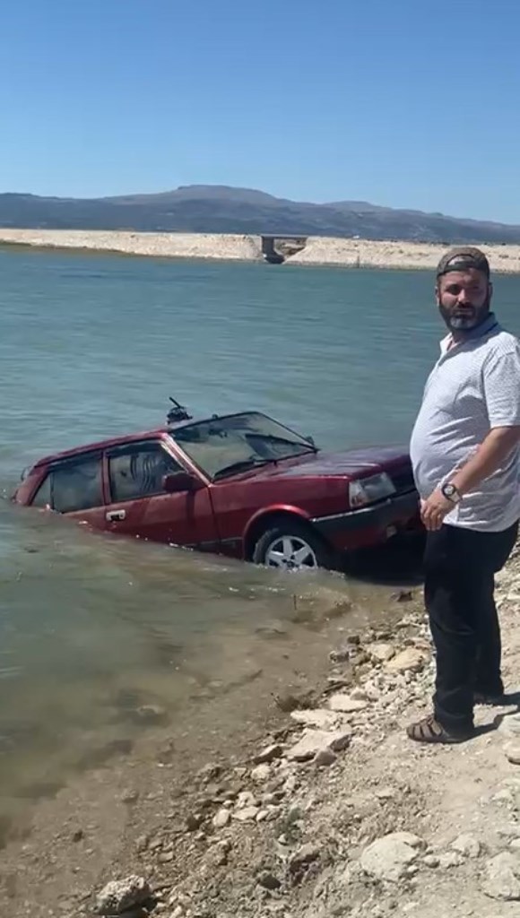 AFYON'DA EL FRENİNİ ÇEKMEYİ UNUTUNCA BARAJA UÇTU
