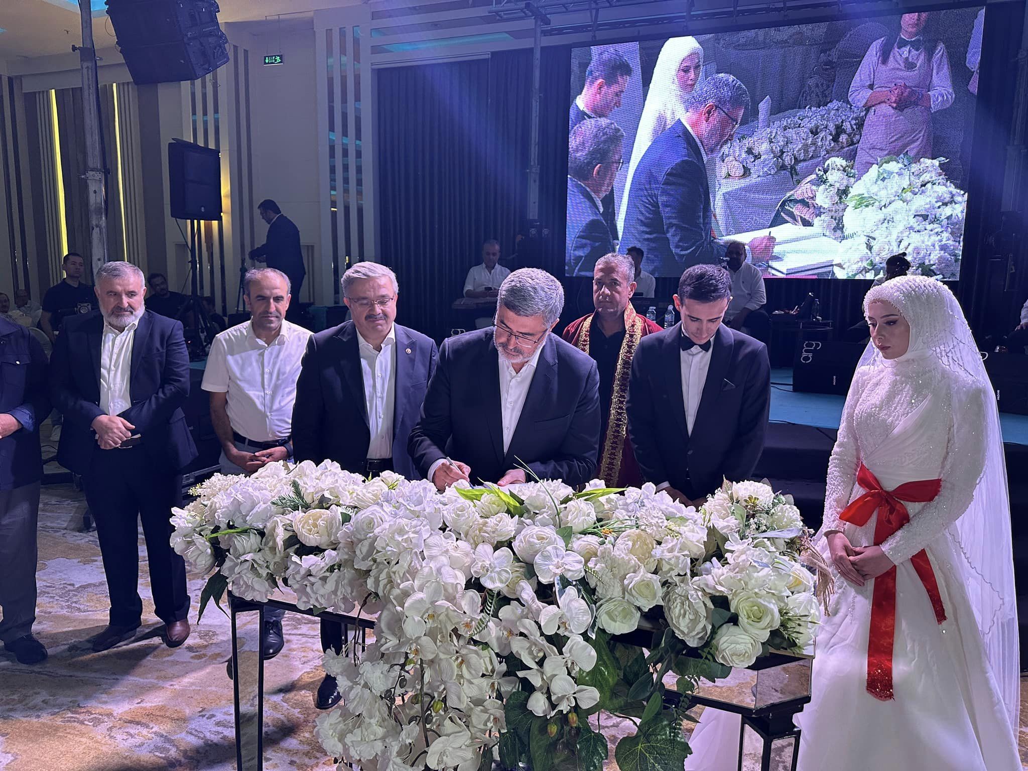 Milletvekili Özkaya Ve Yurdunuseven  Genç Çiftin Mutlu Günlerine Ortak Oldu
