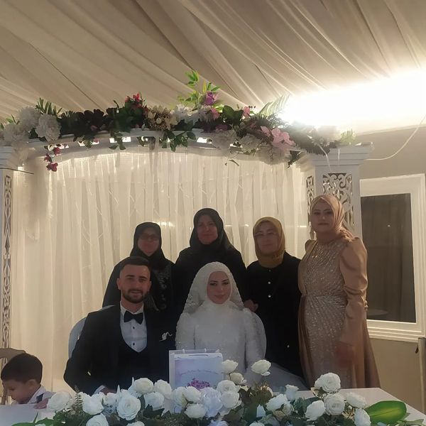 Sandıklı'nın AK Kadınları Genç Çifti Yalnız Bırakmadı
