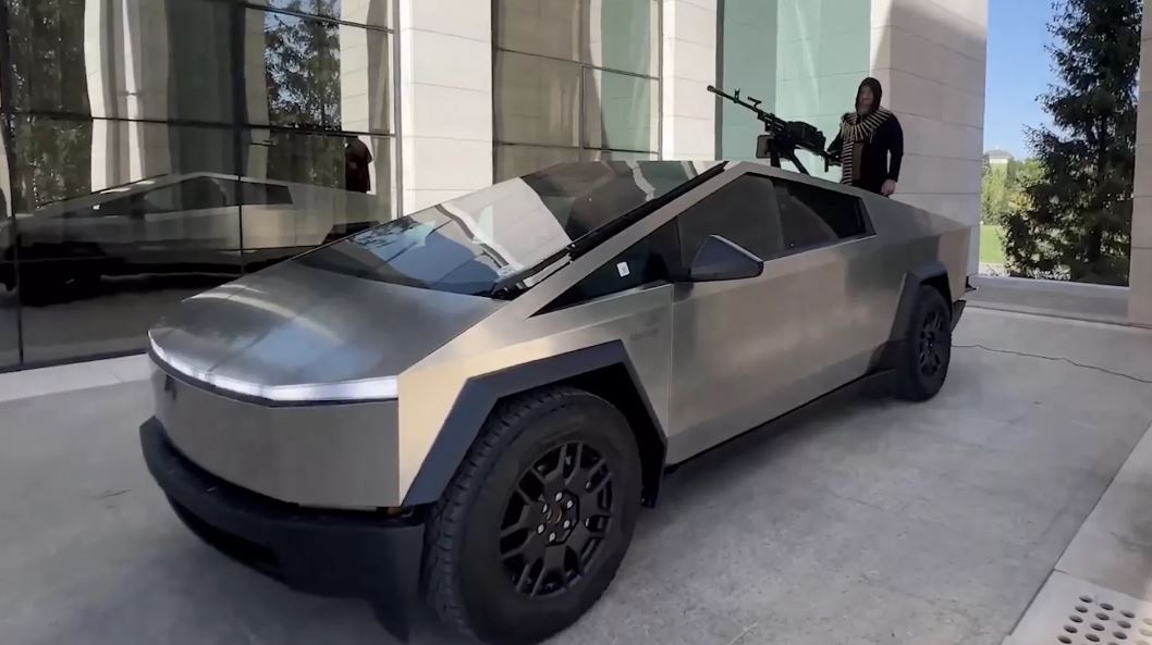 Çeçenistan Cumhurbaşkanı Kadirov, Tesla'nın Cybertruck'ını Makineli Tüfekle Donattı