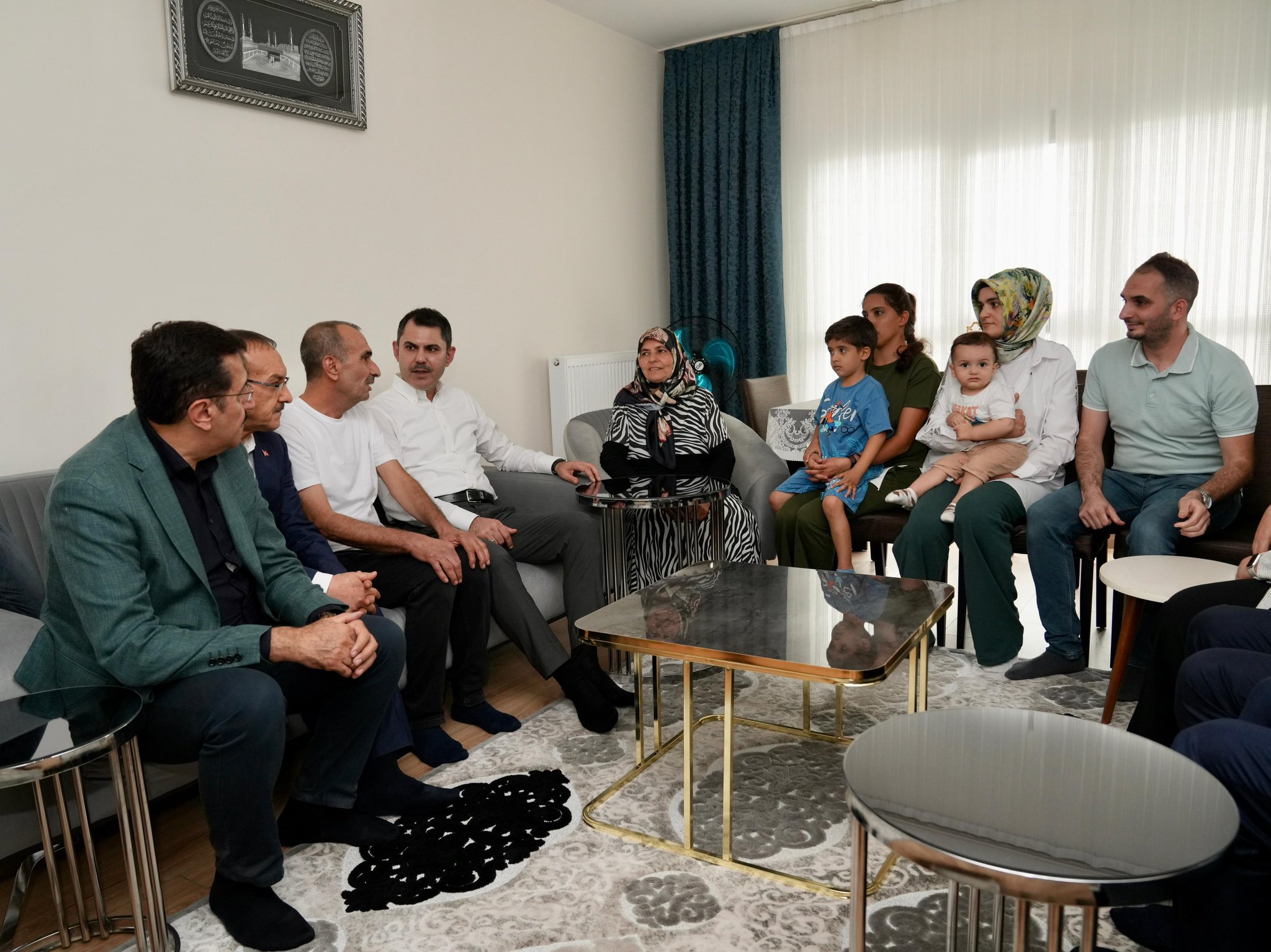 Bakan Murat Kurum, Yeşilyurt İkizce'de Karadağ Ailesini Yeni Evlerinde Ziyaret Etti