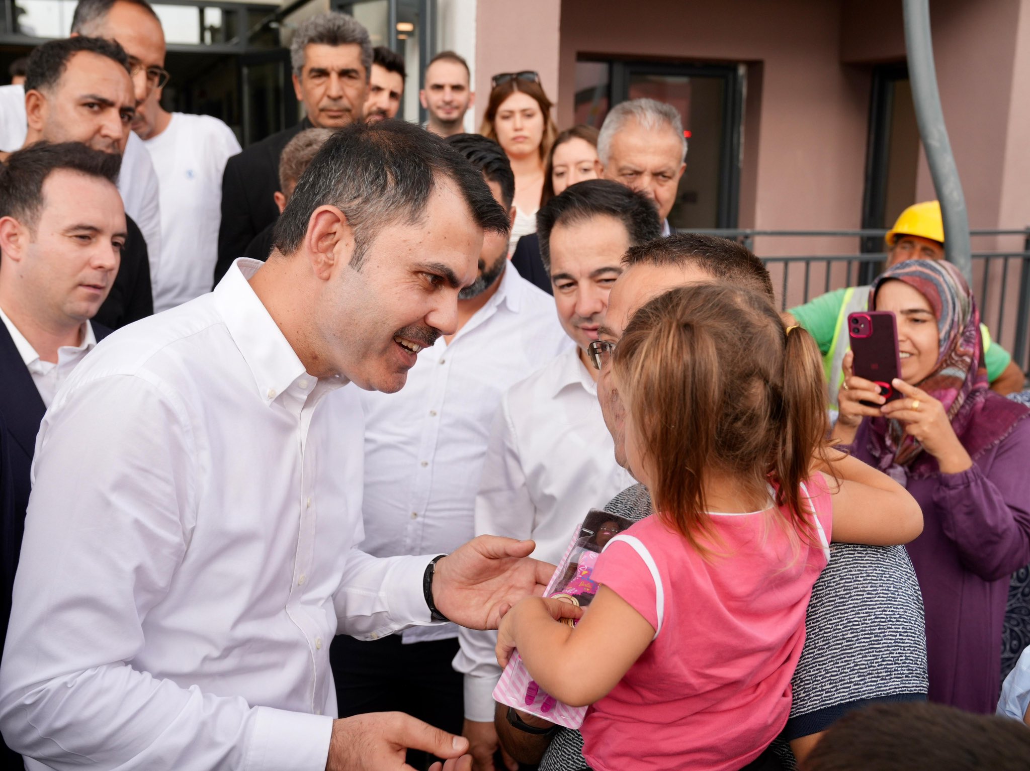 Bakan Murat Kurum, Yeşilyurt İkizce'de Karadağ Ailesini Yeni Evlerinde Ziyaret Etti