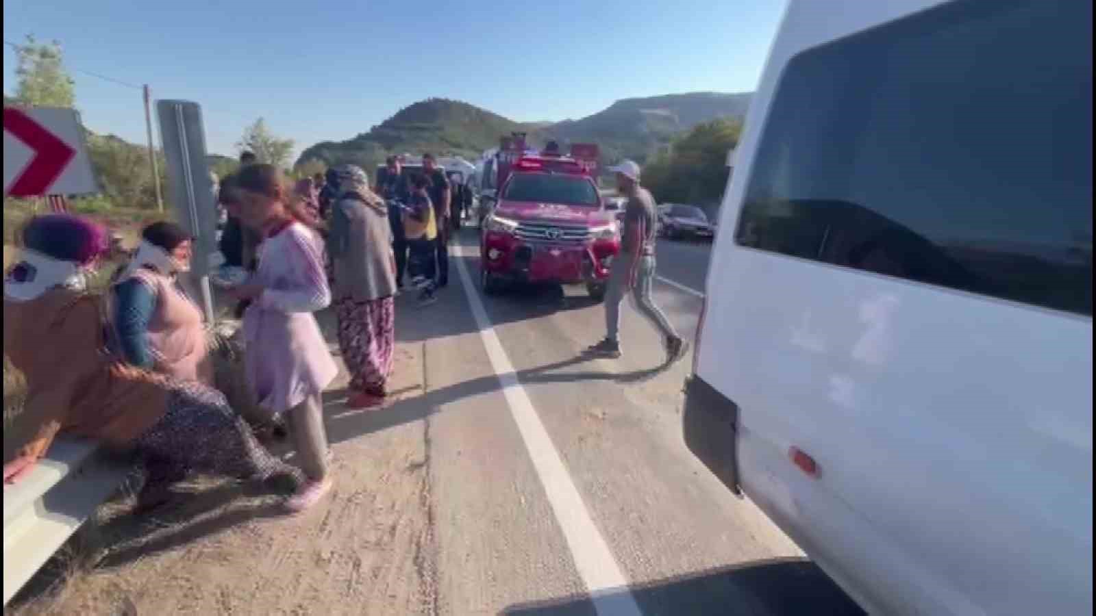 Tarım İşçilerini Taşıyan Minibüs Otomobille Çarpıştı: 14 Yaralı