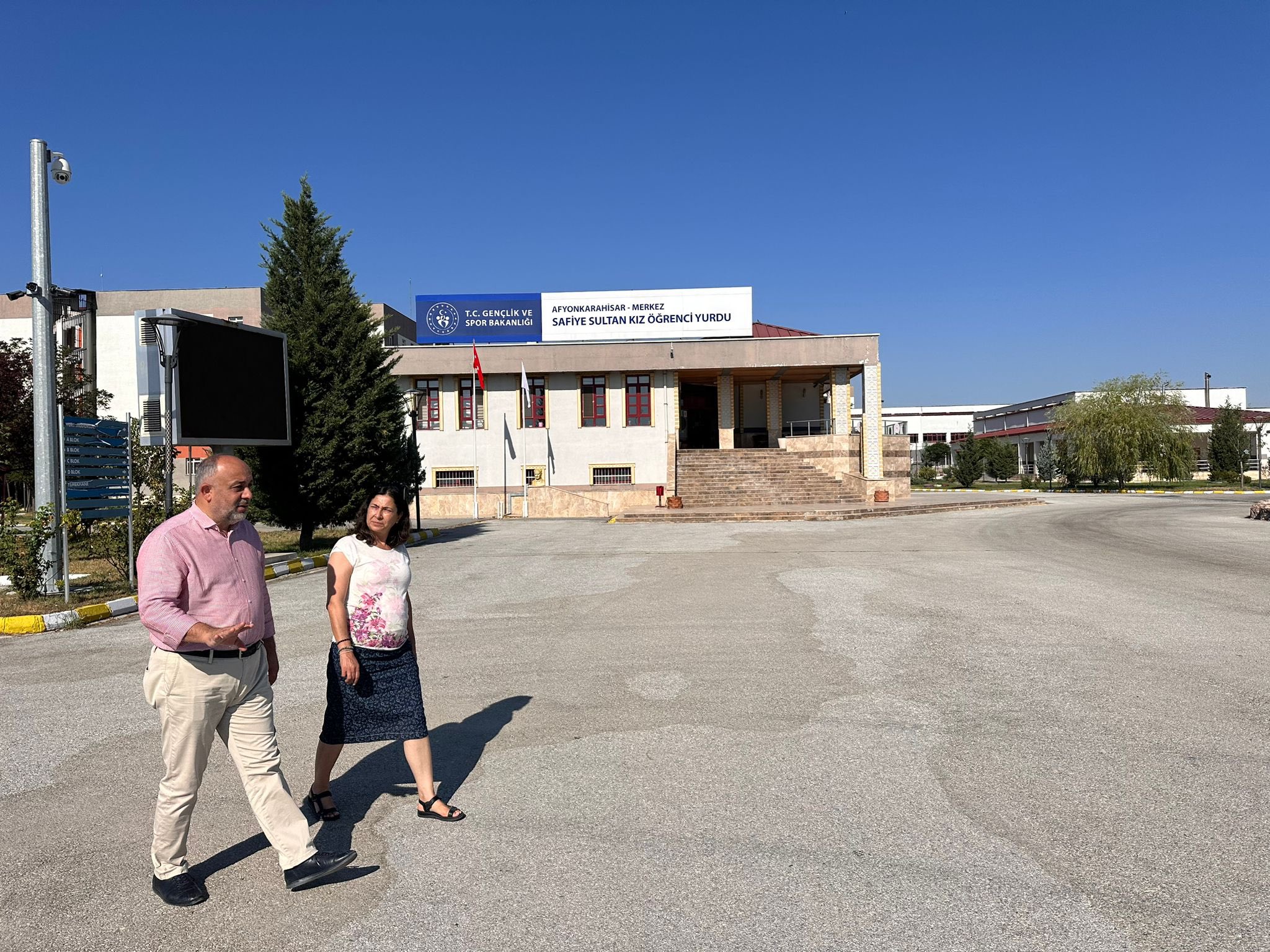 Müdür Kasapoğlu'nun Çat Kapı Ziyaretleri Takdir Topluyor