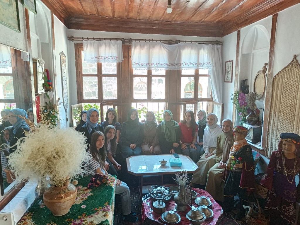 AFYONKARAHİSAR'DA LİSELİ GENÇLERE YÖNELİK GEZİ DÜZENLENDİ