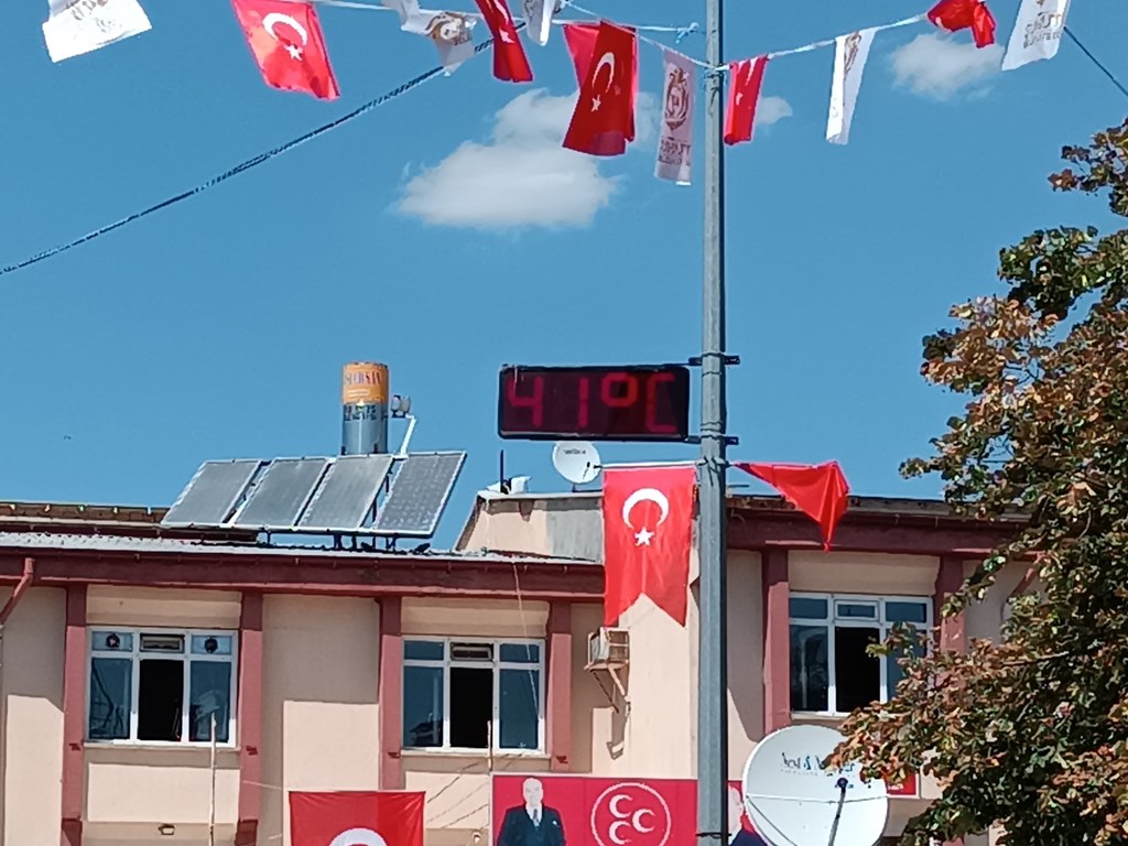 AFYONKARAHİSAR'DA HAVA SICAKLIĞI 41 DERECEYE ÇIKTI