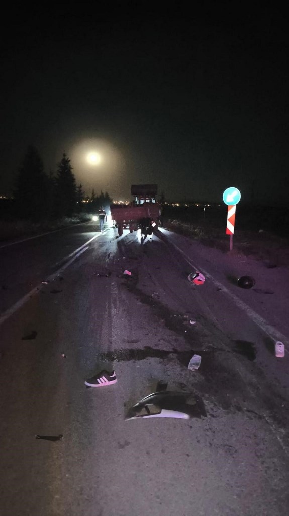 MOTOSİKLET TRAKTÖR RÖMORKUNA ÇARPTTI, KAZADA İKİ KİŞİ ÖLDÜ