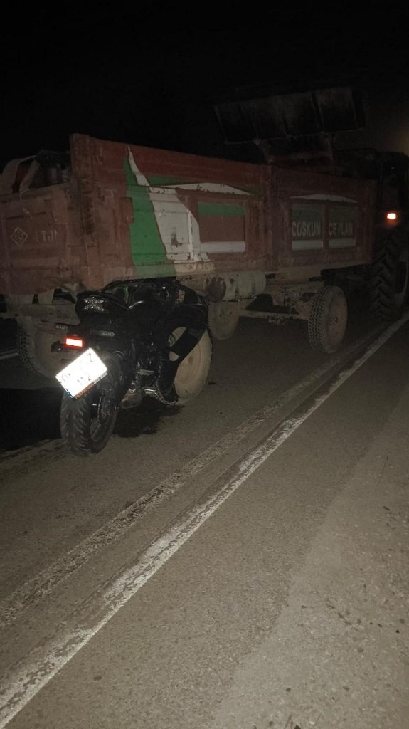 MOTOSİKLET TRAKTÖR RÖMORKUNA ÇARPTTI, KAZADA İKİ KİŞİ ÖLDÜ
