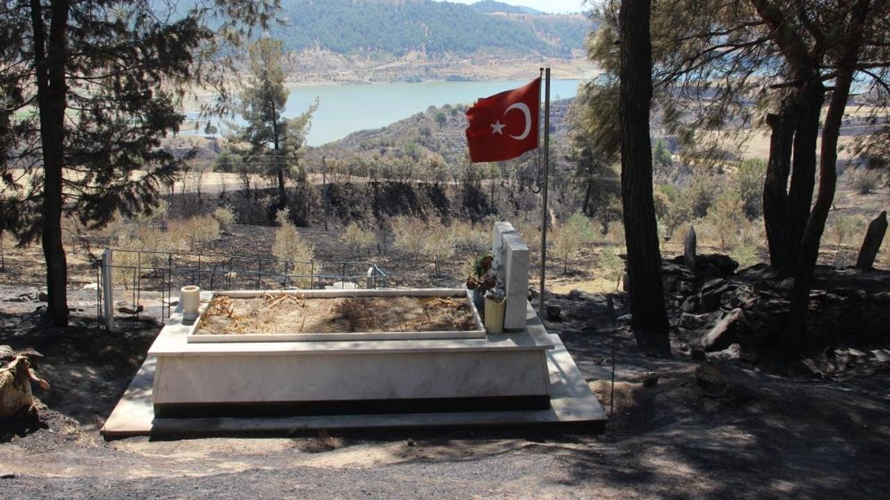 Dört bir yanını alevler sardı, Şehit kabri ve Türk Bayrağı etkilenmedi!