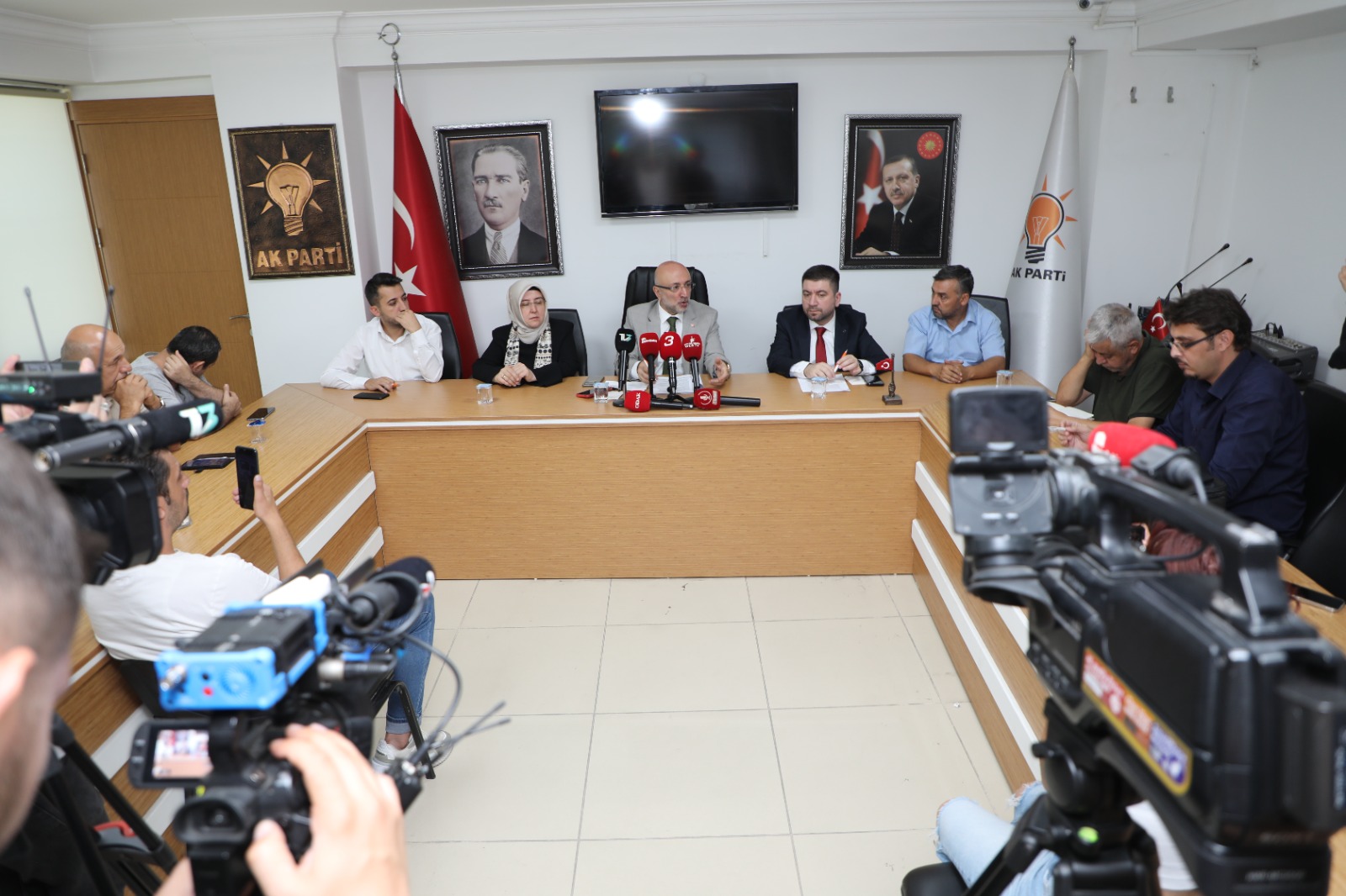 AK Parti İl Başkanlığı'nda Basın Toplantısı Gerçekleştirildi: Turgay Şahin’den Orman Yangınları ve Sağlık Reformları Üzerine Açıklamalar