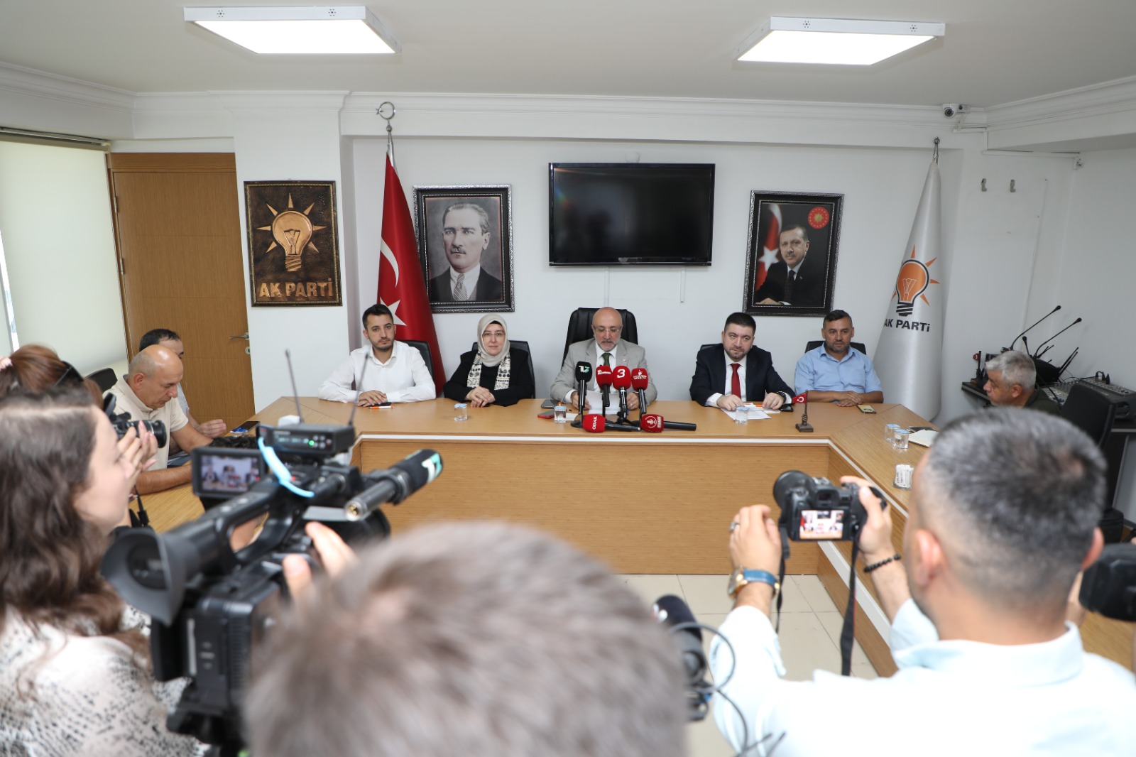 AK Parti İl Başkanlığı'nda Basın Toplantısı Gerçekleştirildi: Turgay Şahin’den Orman Yangınları ve Sağlık Reformları Üzerine Açıklamalar
