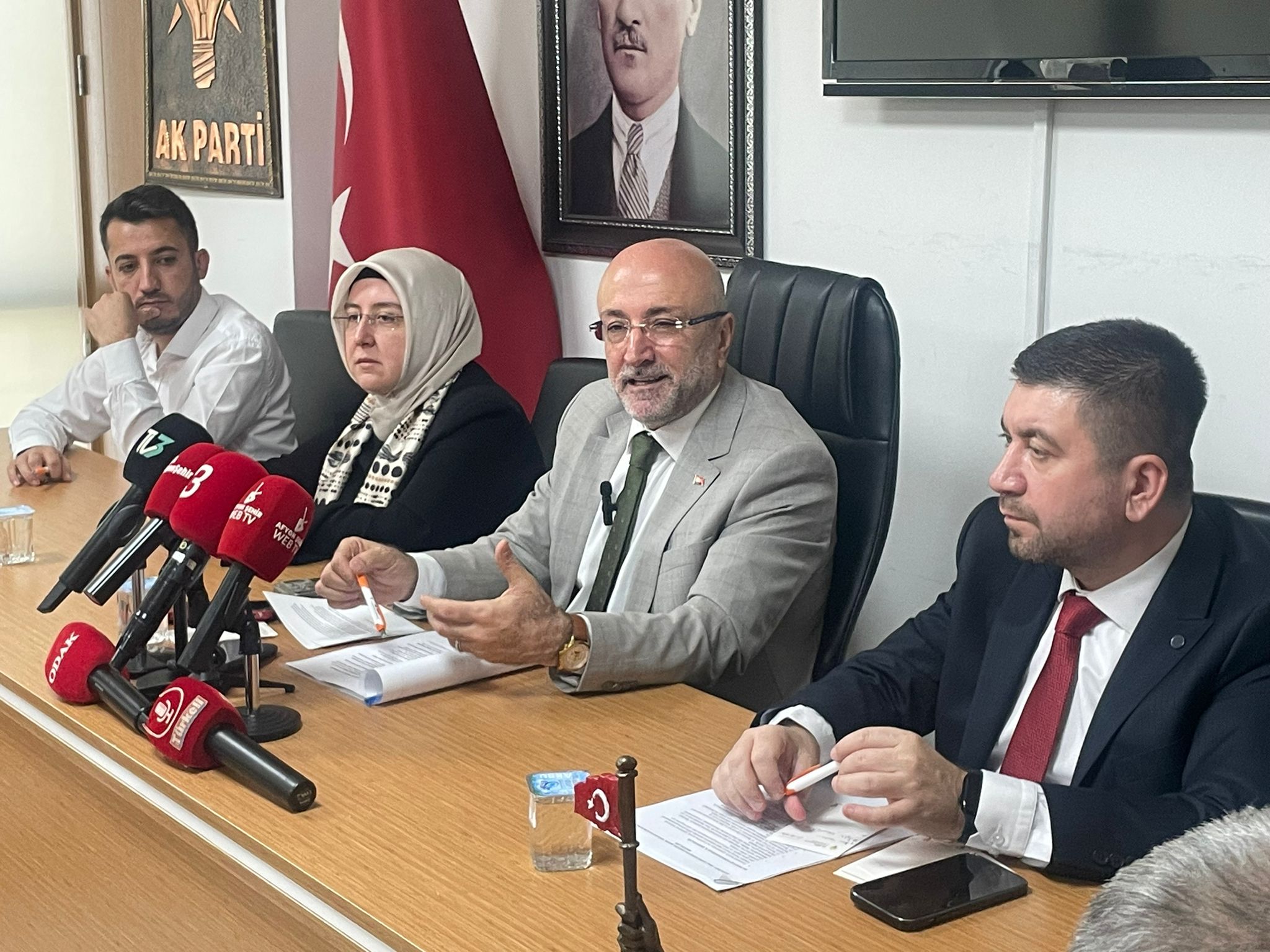AK Parti İl Başkanlığı'nda Basın Toplantısı Gerçekleştirildi: Turgay Şahin’den Orman Yangınları ve Sağlık Reformları Üzerine Açıklamalar