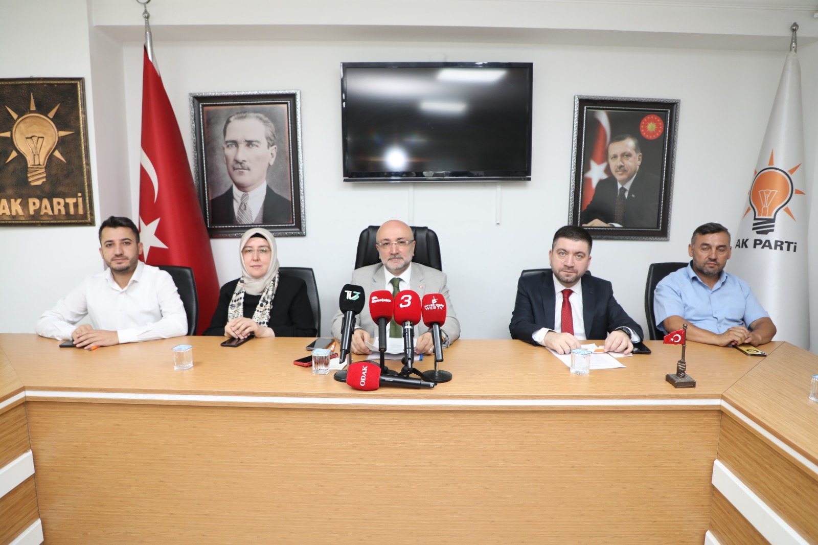 AK Parti İl Başkanlığı'nda Basın Toplantısı Gerçekleştirildi: Turgay Şahin’den Orman Yangınları ve Sağlık Reformları Üzerine Açıklamalar