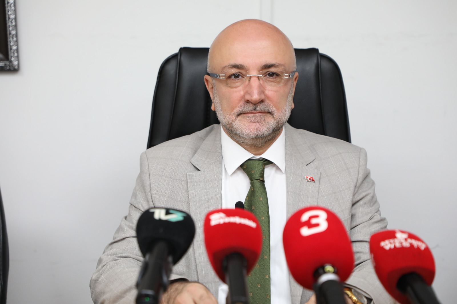 AK Parti İl Başkanlığı'nda Basın Toplantısı Gerçekleştirildi: Turgay Şahin’den Orman Yangınları ve Sağlık Reformları Üzerine Açıklamalar