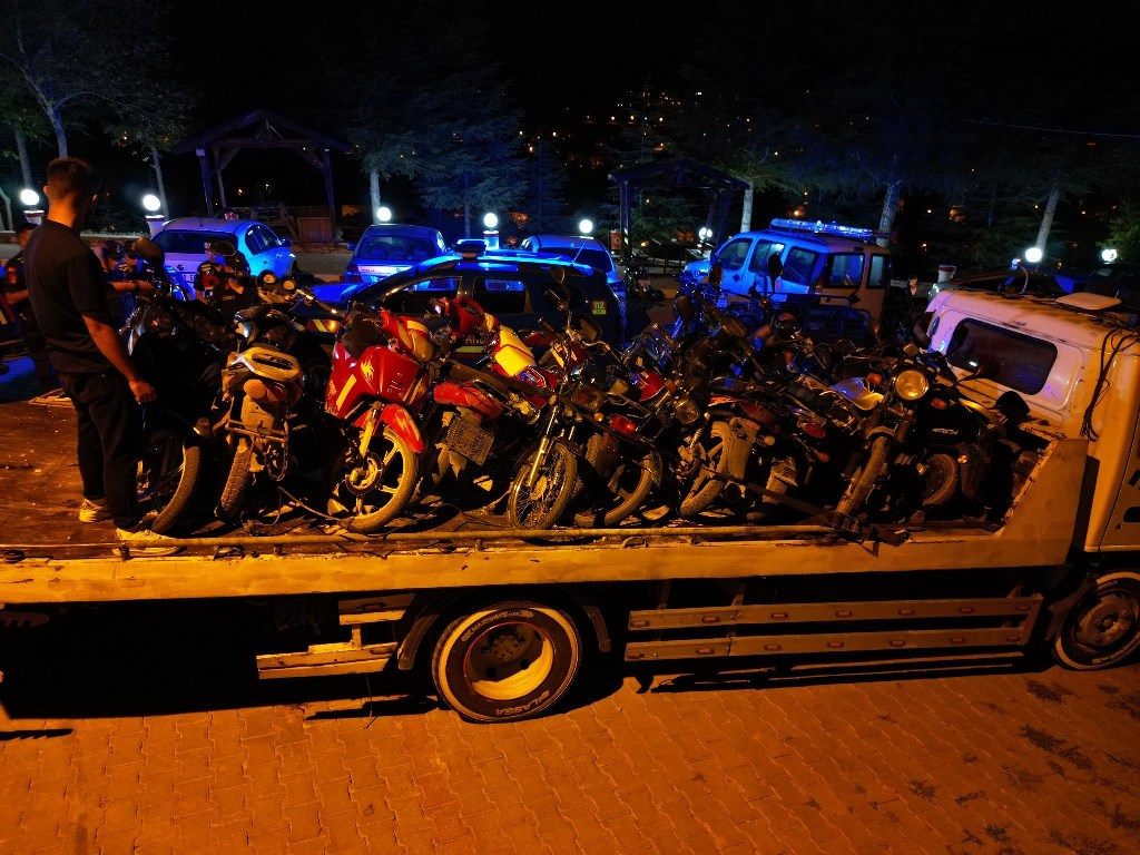 BOLVADİN'DE 33 MOTOSİKLET TRAFİKTEN MEN EDİLDİ