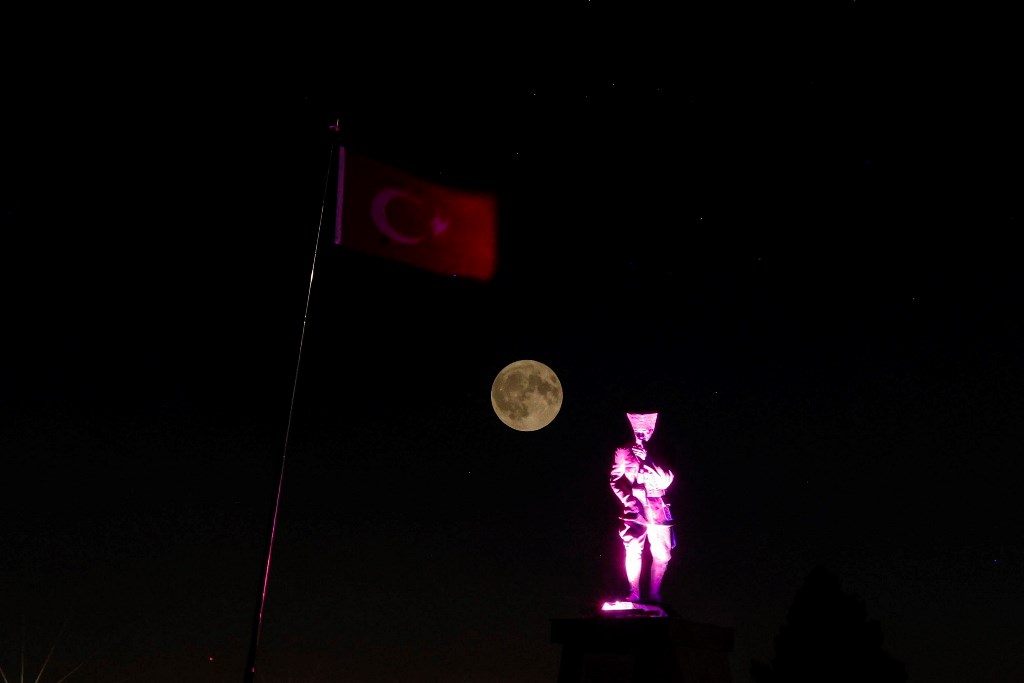 'MAVİ AY' KOCATEPE'Yİ BİR BAŞKA AYDINLATTI