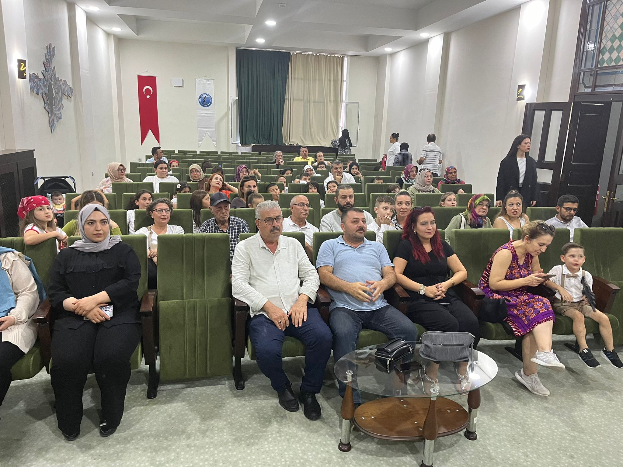MİNİKLERDEN ANLAMLI GÖSTERİ KURTULUŞ SAVAŞINDAN KARELERİ SAHNELEDİLER