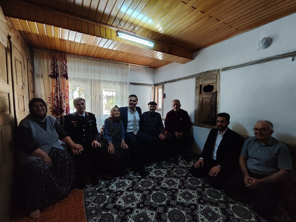 KAYMAKAM TÜRK ŞEHİT AİLESİNİ ZİYARET ETTİ