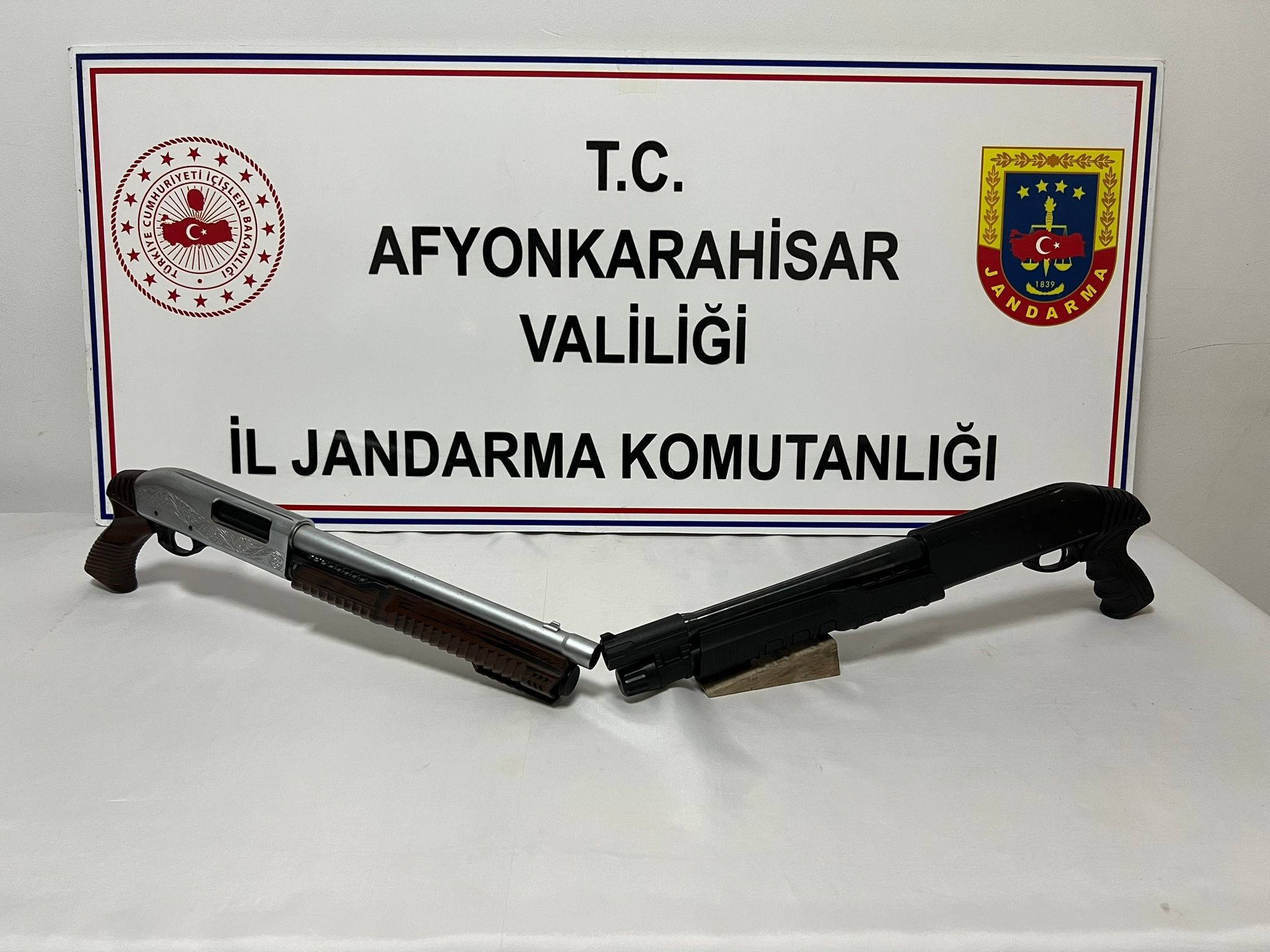 ASKER EĞLENCESİNDE HAVAYA ATEŞ EDERKEN YAKALANDILAR