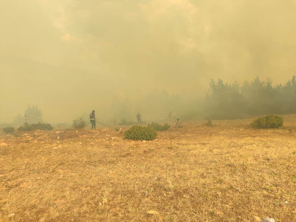 SANDIKLI'DA ÇIKAN YANGINA MÜDAHALE SÜRÜYOR