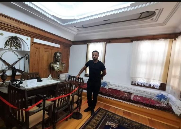 ÜNLÜ SANATÇI AFYON'DA ATATÜRK EVİNİ GEZDİ