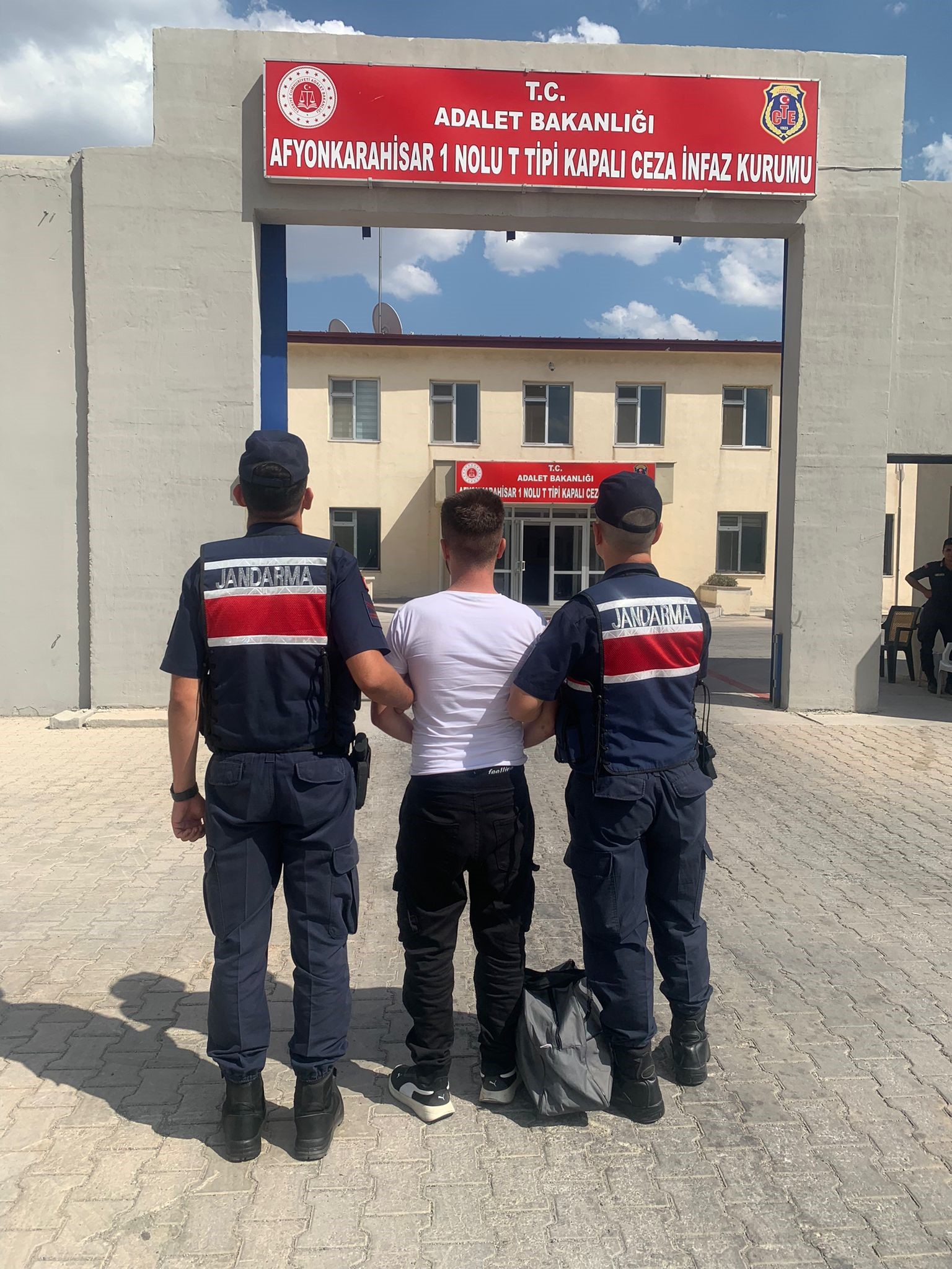 Afyon’da 5 Yıl 5 Ay Hapis Cezası İle Aranıyordu Sadıkbey Mahallesinde Yakalandı