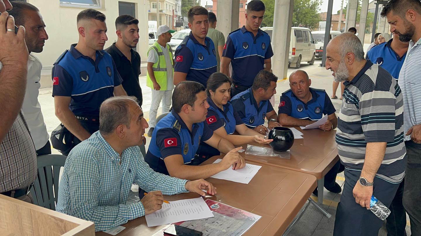 “Yeni Kapalı Pazar Yerinde Kura Çekimi ile Esnaflara Tezgah Teslimi Gerçekleşti”