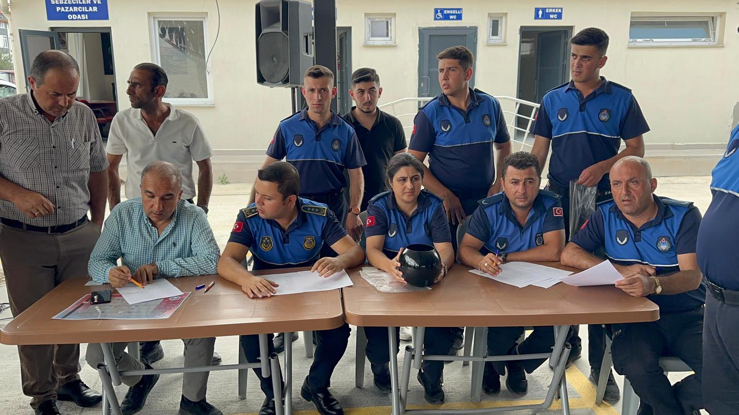 “Yeni Kapalı Pazar Yerinde Kura Çekimi ile Esnaflara Tezgah Teslimi Gerçekleşti”