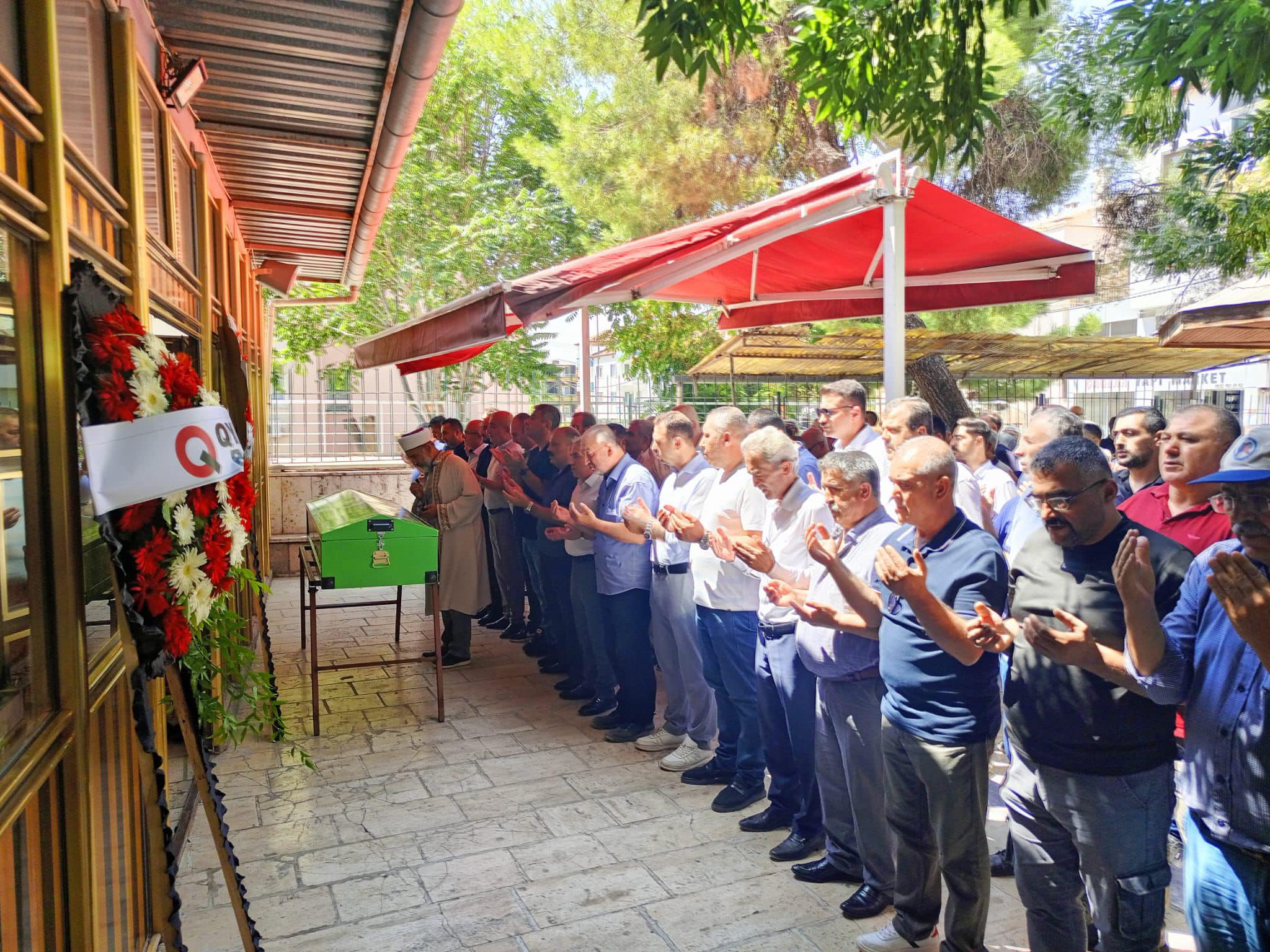 BAŞKAN ÜSTÜN BEKLE AİLESİNİ YALNIZ BIRAKMADI