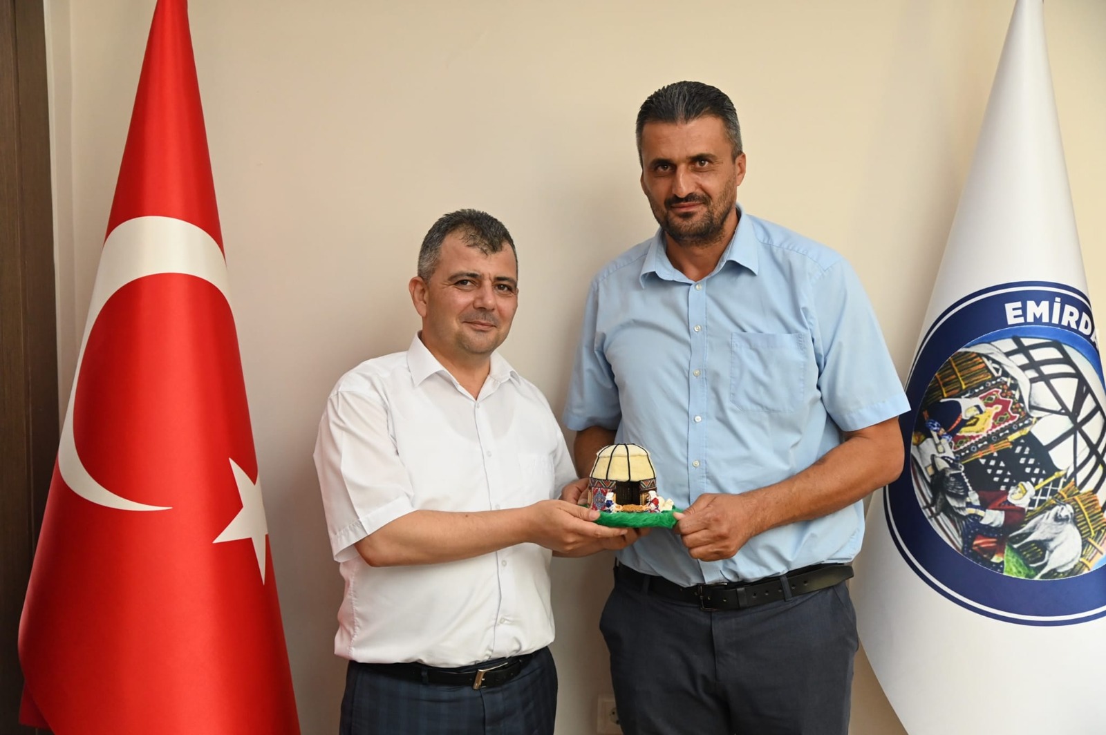 BAŞKAN KOYUNCU GENÇLİK VE SPOR İLÇE MÜDÜRÜ'NE VEDA ETTİ