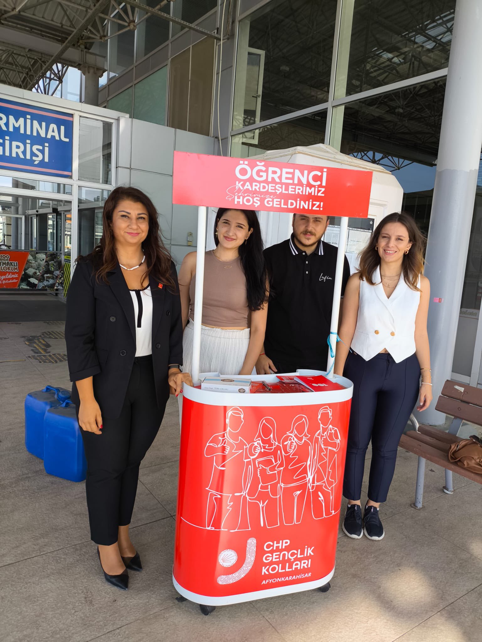 Afyon’da CHP Gençlik Kolları Üniversite Öğrencilerini Otogarda Karşıladı