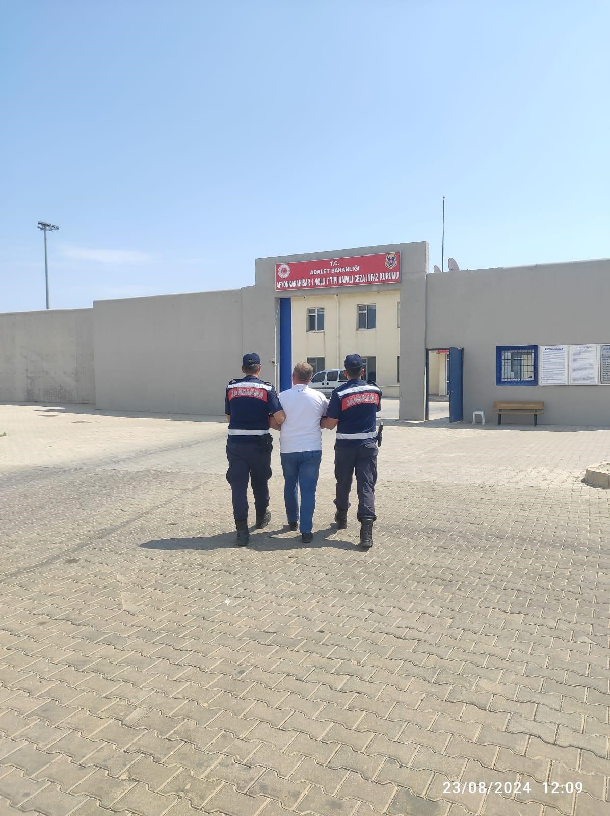 AFYONKARAHİSAR'DA ARANAN KAÇAK ŞAHIS YAKALANDI