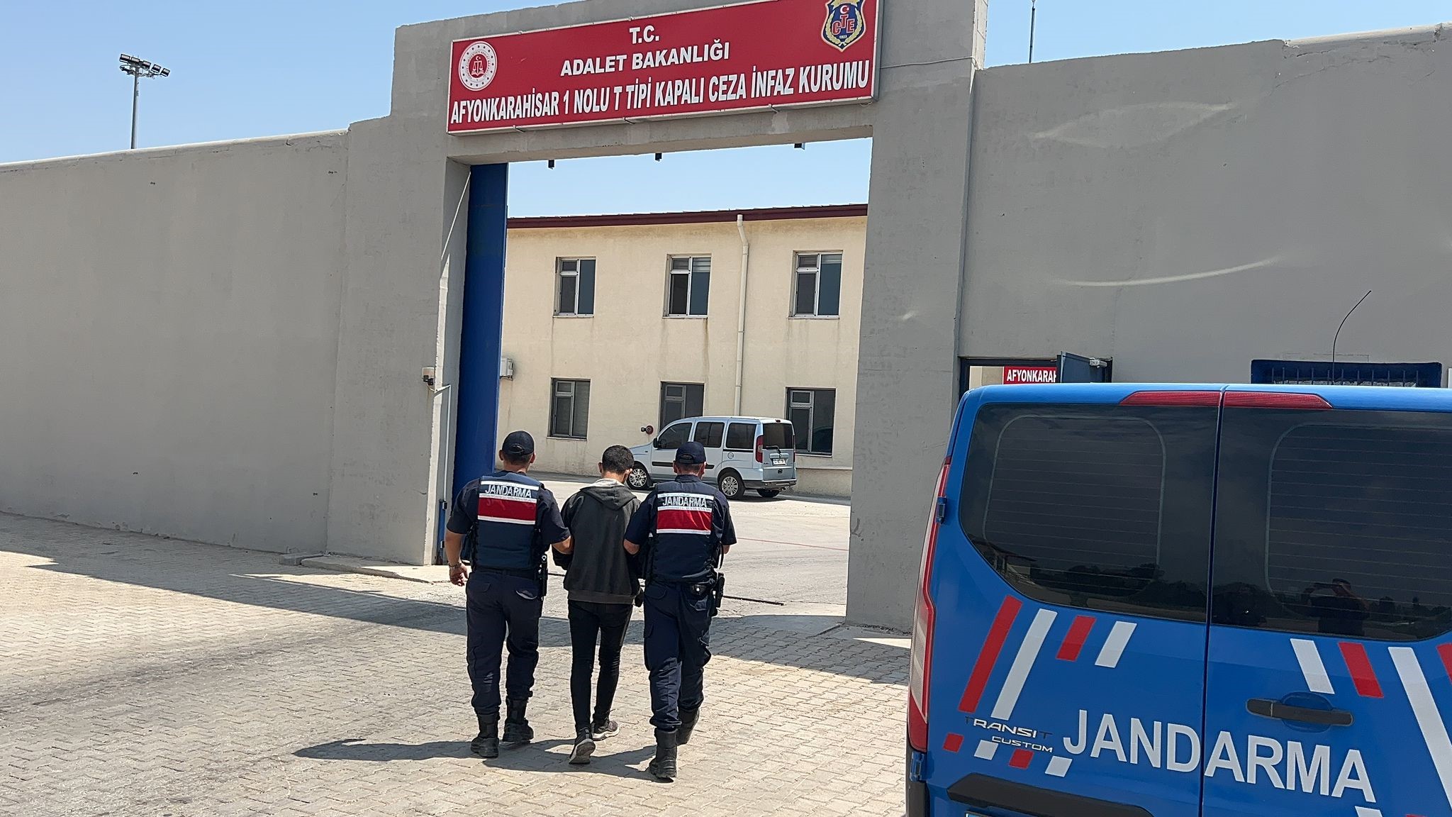 AFYON'DA KAÇAK HIRSIZ ÇATI KATINDA YAKALANDI