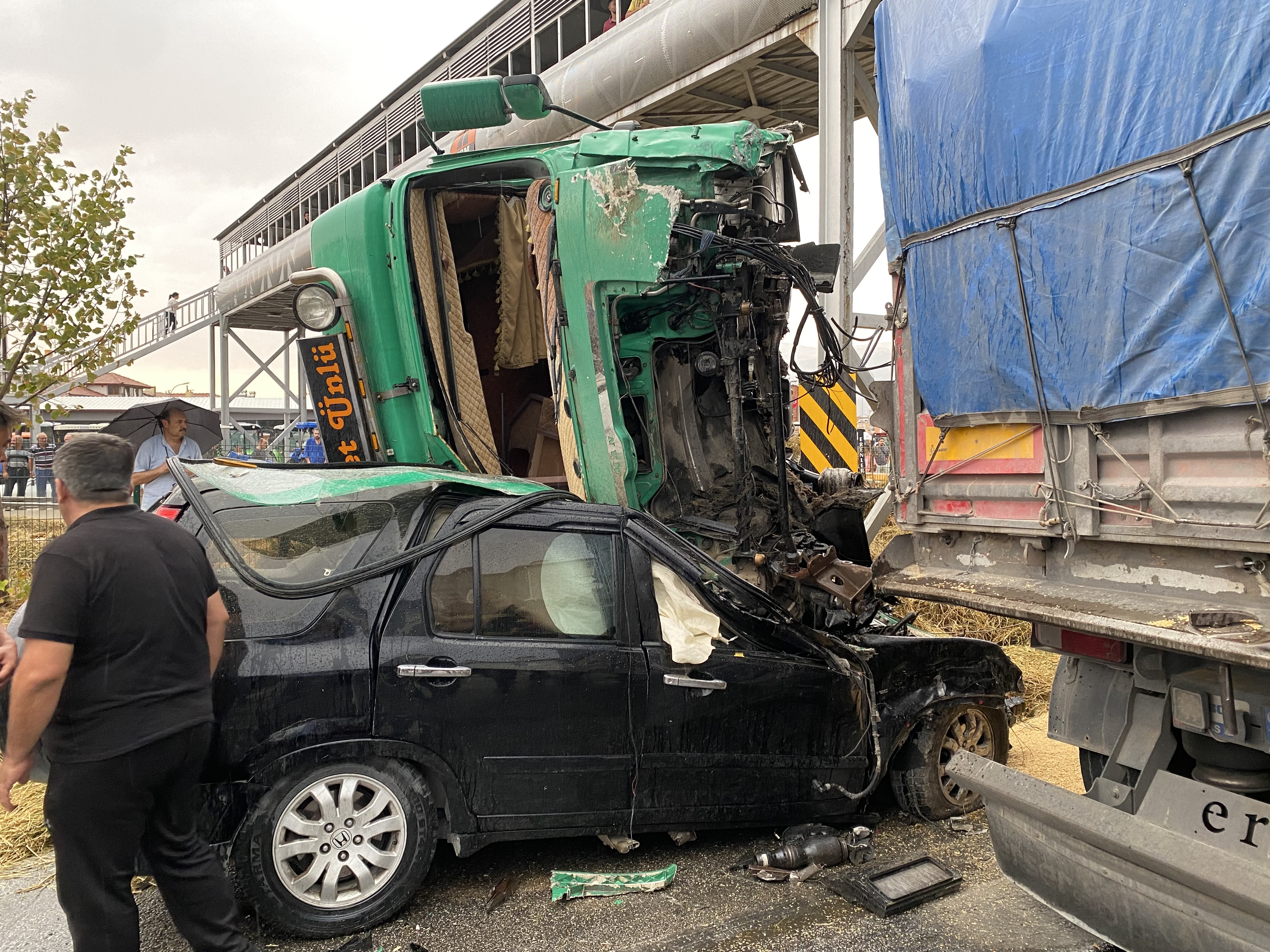 Freni Patlayan TIR Dehşet Saçtı 2 Ölü 12 Yaralı