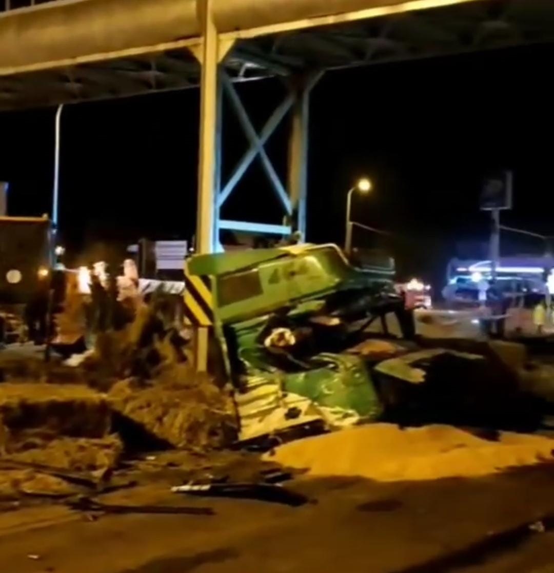 Dinar’daki Feci Kazada Temizlik Çalışmaları Sürüyor
