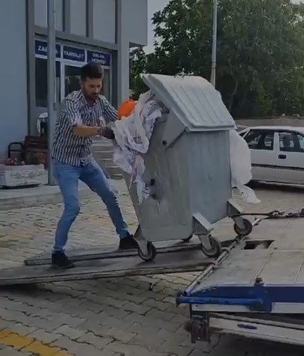 BELEDİYEYE KIZAN VATANDAŞIN İLGİNÇ PROTESTOSU