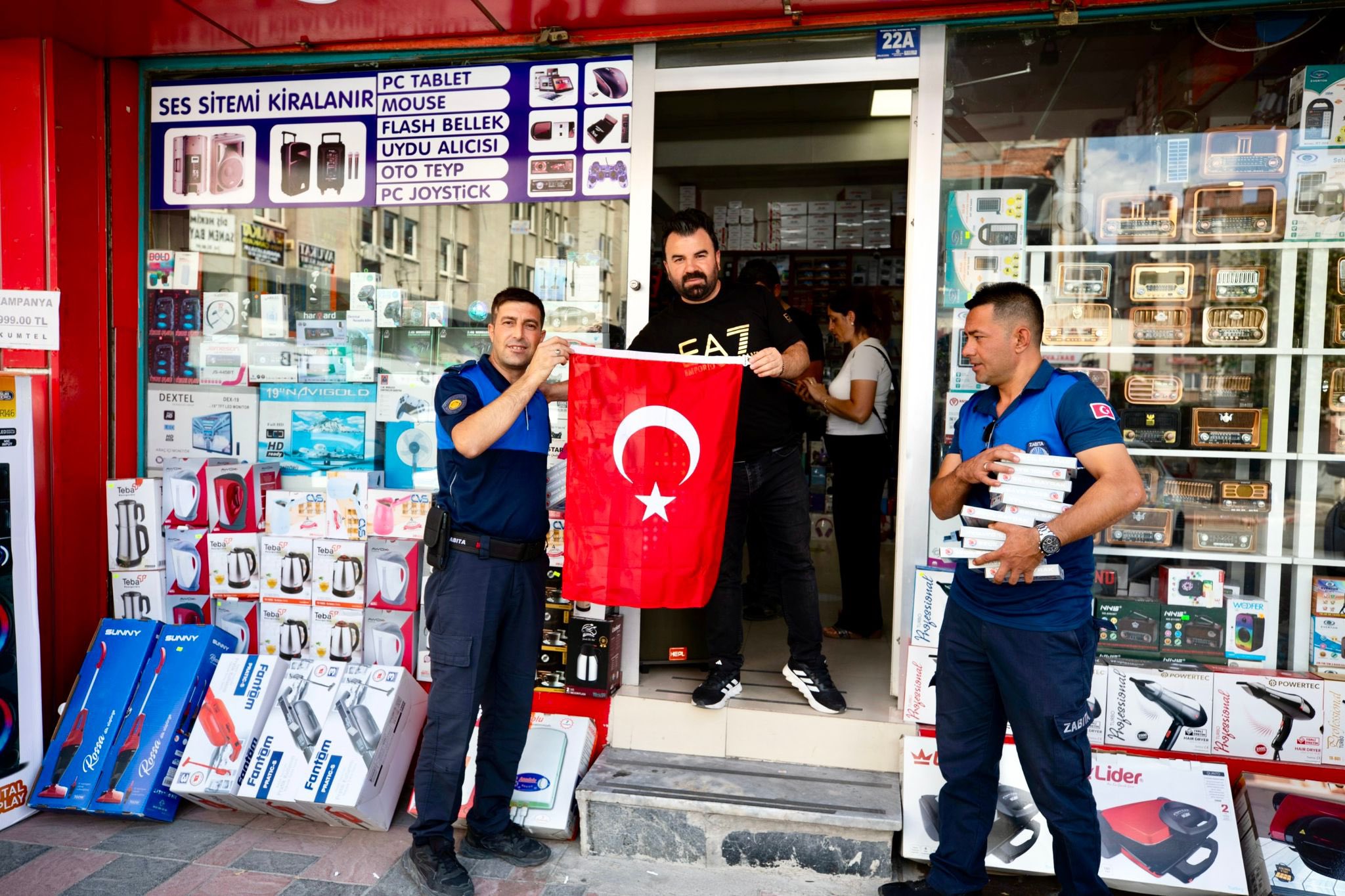 Afyon Belediyesi'nden 7'den 70'e Türk Bayrağı Dağıtıldı