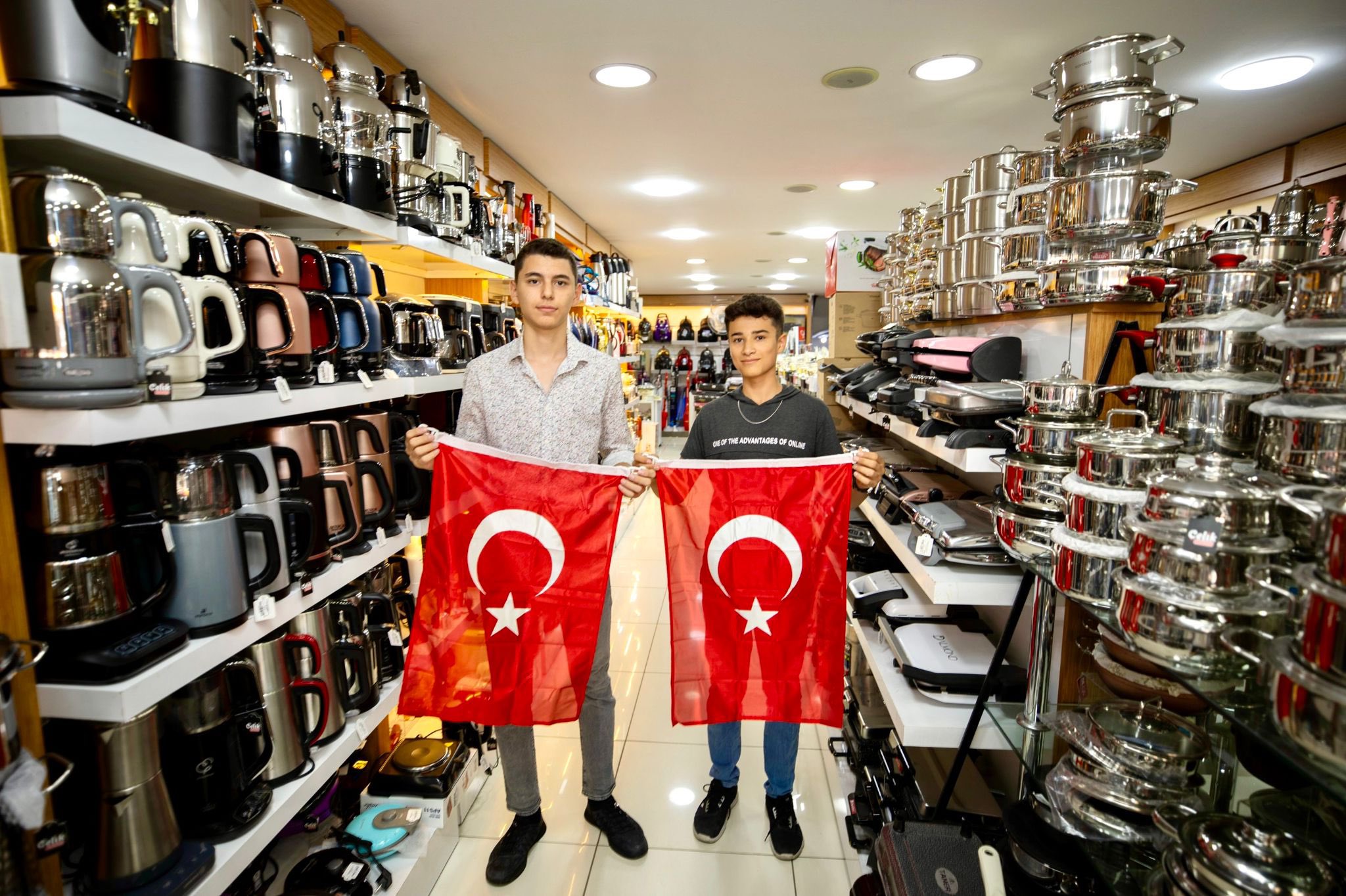 Afyon Belediyesi'nden 7'den 70'e Türk Bayrağı Dağıtıldı