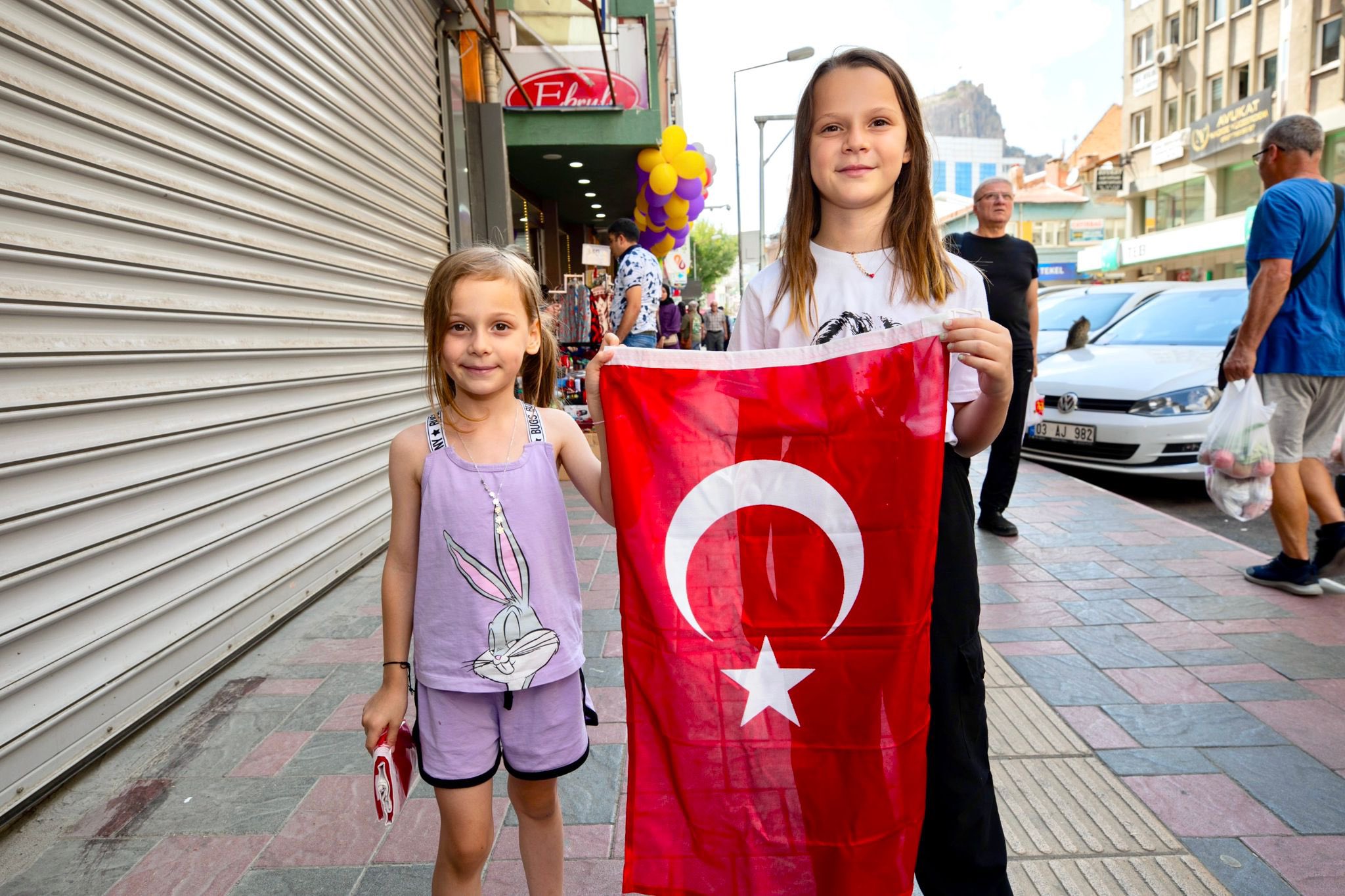 Afyon Belediyesi'nden 7'den 70'e Türk Bayrağı Dağıtıldı